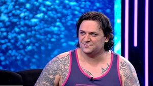 Cât costă 2 mici cu cartofi prăjiţi la terasa lui Luis Stan din Vitan? Asta e adevărata "şustă"
