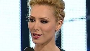 N-ai fi crezut ca are aceste calitati! Cu doua maini dibace, Iulia poate face multe, dar la asta nimeni nu s-ar fi gandit