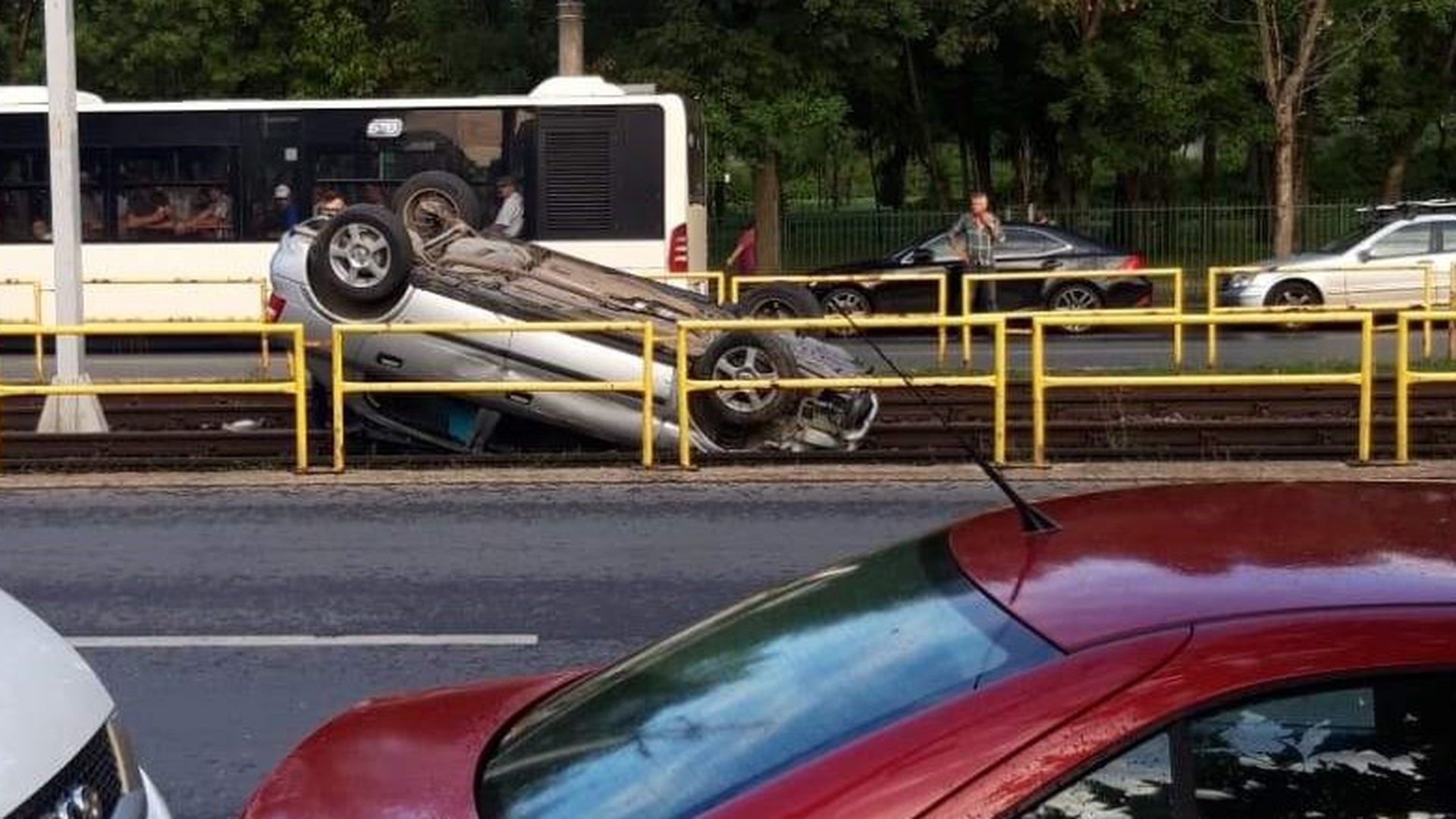 Grav accident de circulație în Drumul Taberei. Un Opel s-a răsturnat pe linia de tramvai