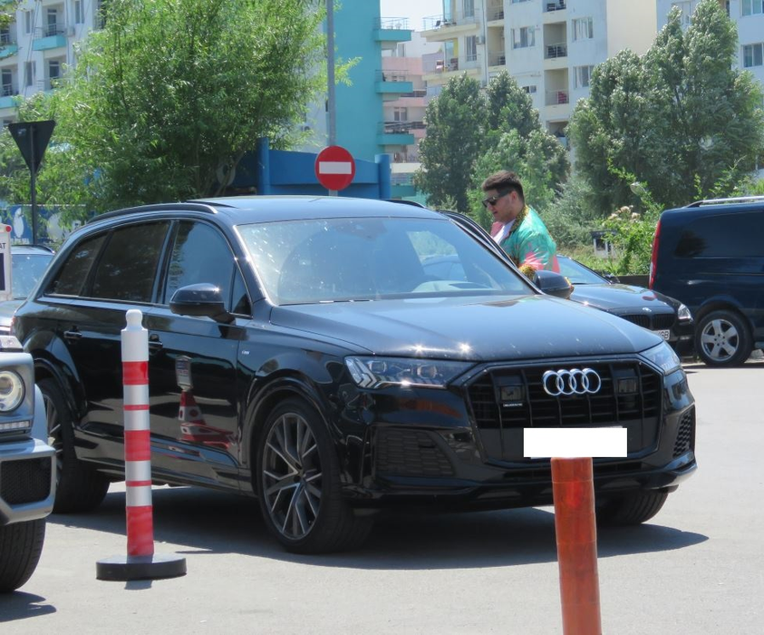 Gabi Oprea Jr. iese din mașină