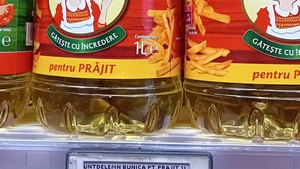 Nu e o eroare! Cu câți lei a ajuns să se vândă o sticlă de ulei de floarea soarelui, în supermarketurile Carrefour
