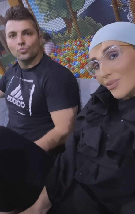 Sursele spun că Dana Roba își ține bărbatul în relație mituindu-l cu bani