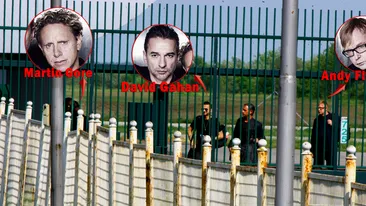 Primele imagini cu Depeche Mode in Romania! Dave, Martin si Andy, fotografiati pe scara avionului care i-a adus la Bucuresti!