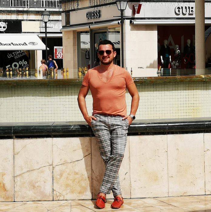 Vali s-a retușat și fizic și are un aer macho