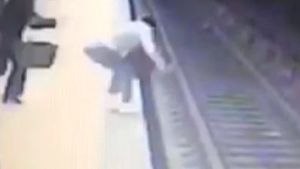 A fost făcută publică înregistrarea cu momentul în care Alina Ciucu este împinsă în faţa metroului! Imagini cu puternic impact emoţional