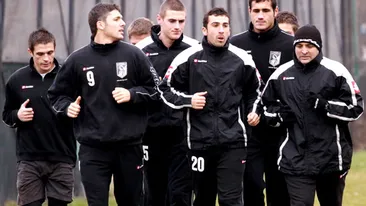 Un fotbalist cunoscut din Liga 1 fumeaza ca turcii! CANCAN.ro. l-a intalnit pe o terasa din Capitala!