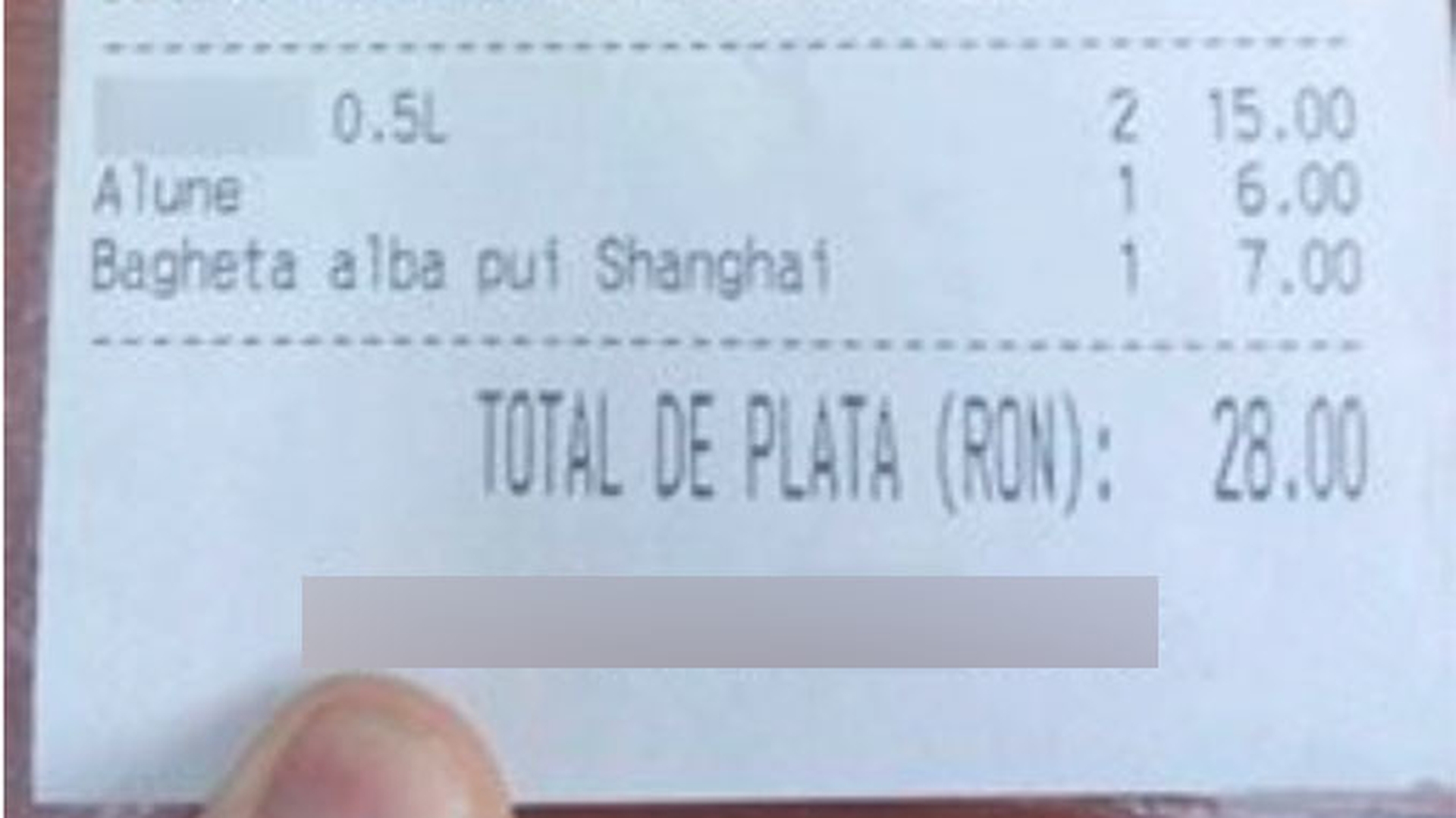 Clienţii unui local din Centrul Vechi au avut parte de un şoc! Ce le-a scris chelneriţa pe nota de plată
