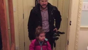 Clipul cu peste 300.000 de vizualizari in doar cateva zile! Cum sa iti descalti copilul fara sa iti folosesti mainile!