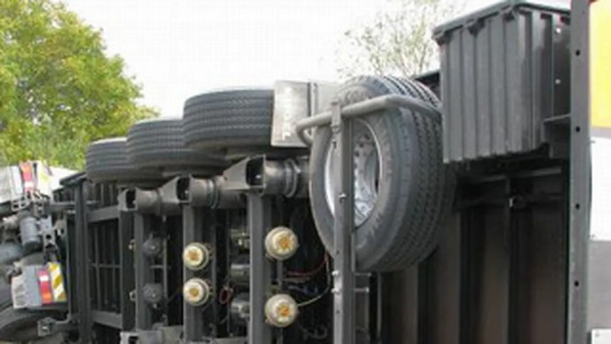 Soferul a adormit la volan, iar TIR-ul pe care il conducea a intrat intr-o casa