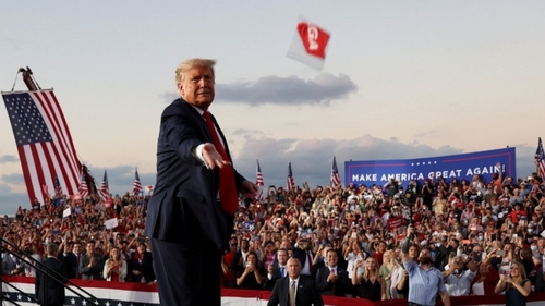 Donald Trump a aruncat măști, la prima apariție în public după infectare: „Sunt imun”. VIDEO