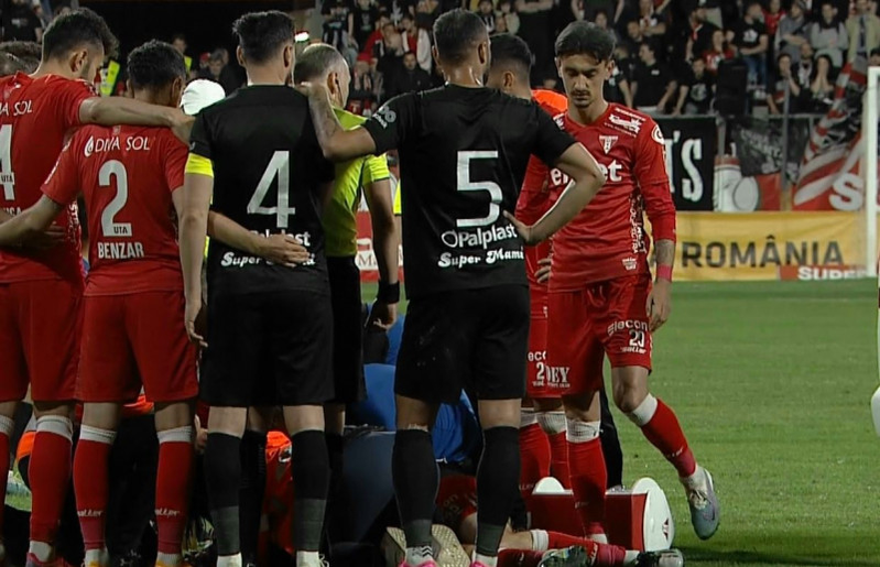 Rareș Pop a căzut inconștient pe gazon/ Foto: Captură Digi Sport
