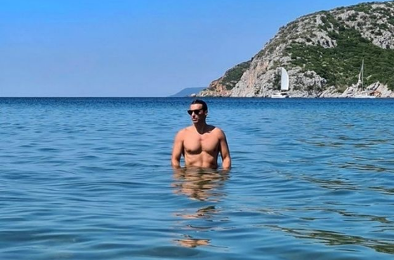Mircea Badea a apărut în chiloți, în timp ce Carmen Brumă dădea interviu! Nici nu l-a băgat în seamă