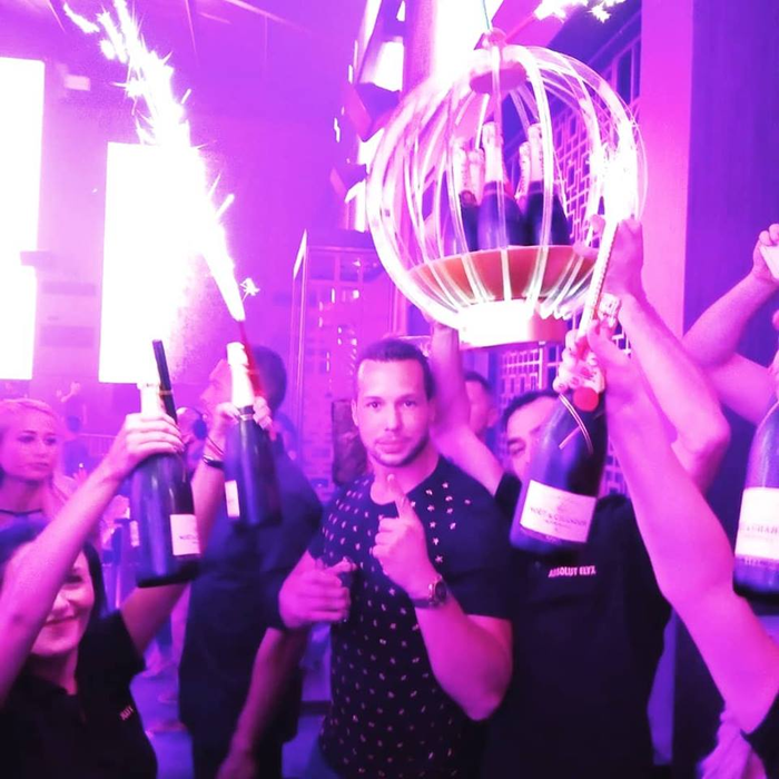 De ziua lui Tristan Tate a organizat o super-petrecere într-un club de fițe din Capitală