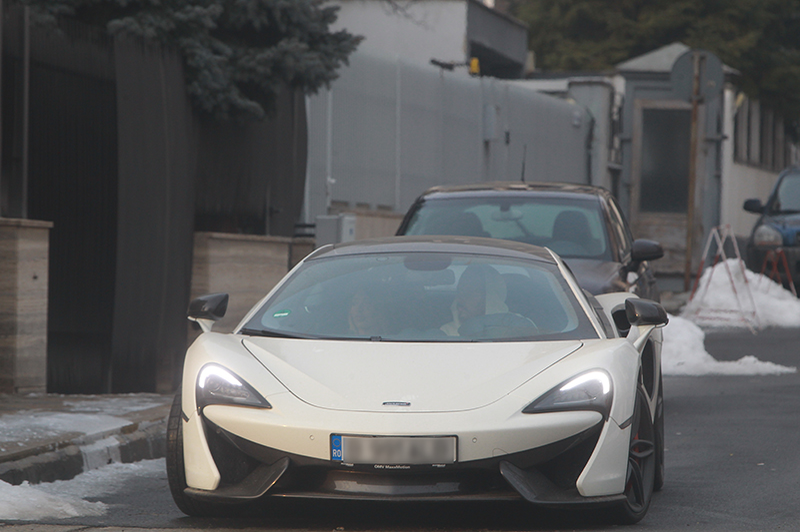 Denis Alibec și-a luat iubita de acasă, cu McLaren-ul de 170.000 de euro