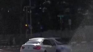 Şoferii nu şi-au putut crede ochilor! O "maşină fantomă" a apărut de nicăieri şi a provocat un accident într-o intersecţie aglomerată