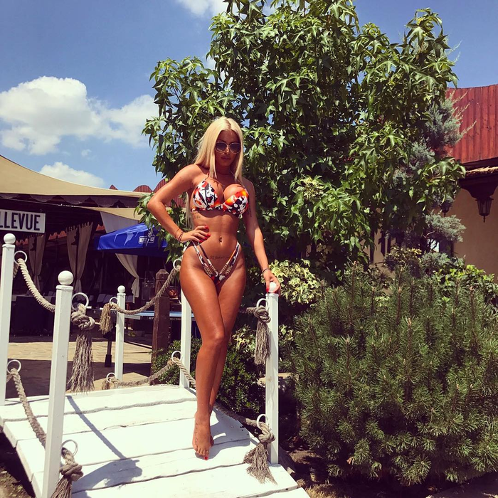 Au apărut în public  în minuscule costume de baie!