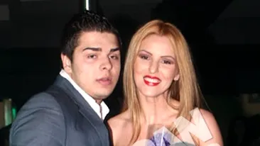 Fiul antrenorului echipei Dinamo i-a oferit flori Denisei Nechifor de Martisor !