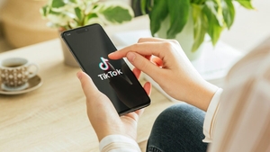 Ce înseamnă cele mai populare prescurtări și expresii de pe TikTok? De la „POV”„TFW” sau „W”, noi îți explicăm tot!