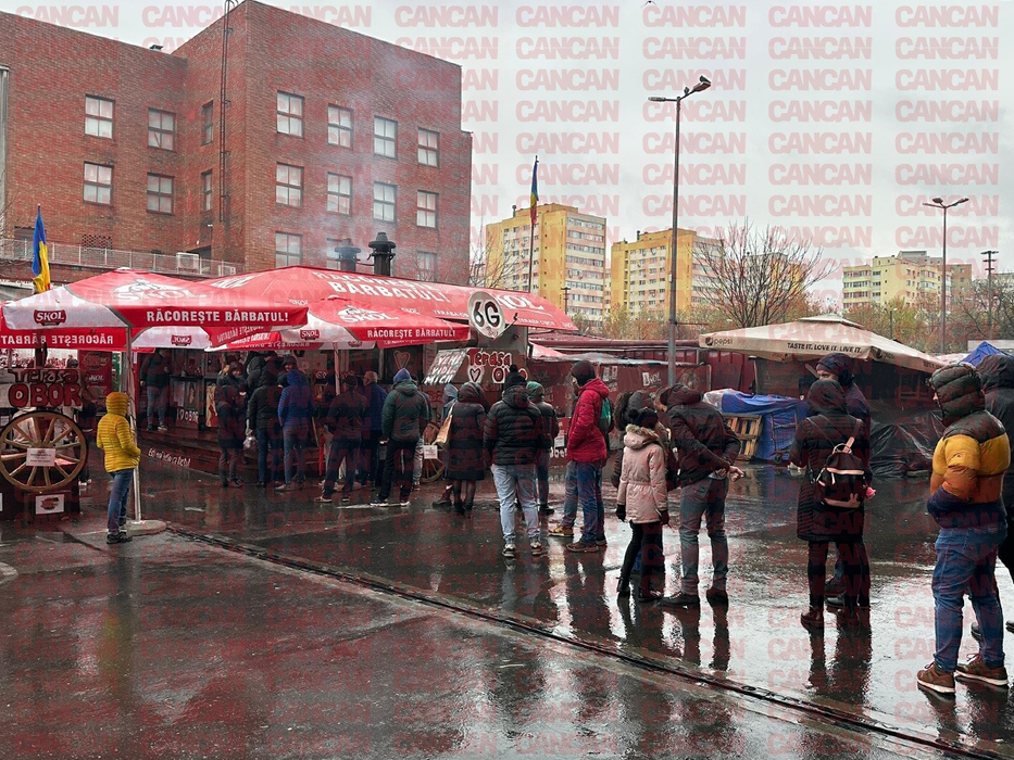 Românii stau în ploaie și în frig pentru 2 mici de la Obor. Foto: Cancan