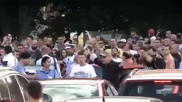 Bărbat săltat de jandarmi de la protestele din Piața Victoriei!