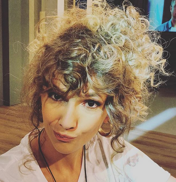 Adela Popescu şi-a schimbat look-ul! Cum a apărut în emisiune. Mulţi au crezut că nu văd bine
