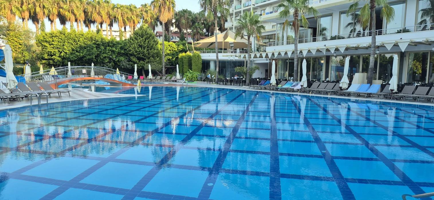 Cât au plătit doi români pentru un sejur de 7 nopți la „ultra all-inclusive”, în Turcia. Au fost cazați într-un hotel de 5 stele din Antalya