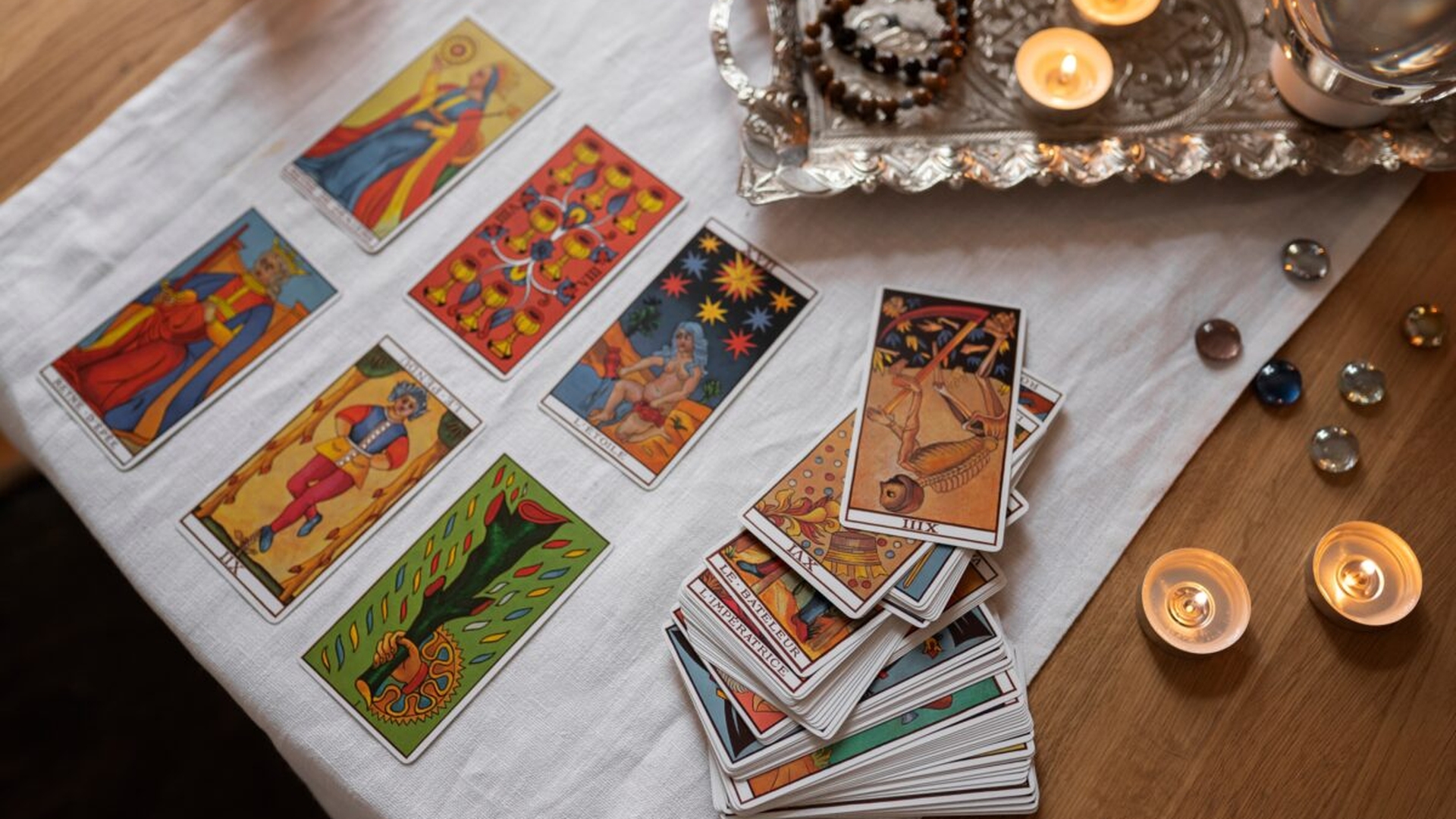 Cartea de tarot a zilei de azi, 17 februarie 2026. Șase de Monede, cartea zilei: lecția despre generozitate care îți poate schimba complet energia