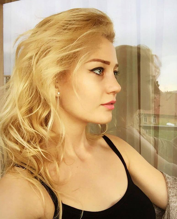Blonda lui Tuncay, scandal în plină stradă! Sandra a început să se isterizeze când a văzut ce cadou a primit