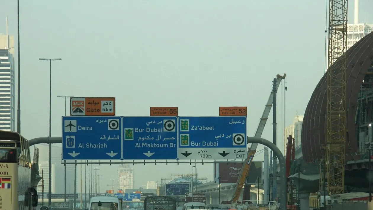 Cum reușesc turiștii să scape din Dubai. Drumul de 4 ore și jumătate cu maşina care le deschide accesul spre Europa