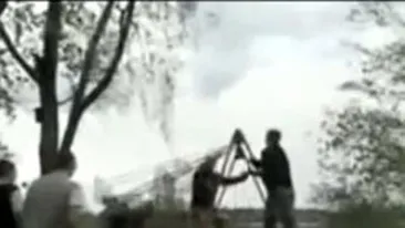 VIDEO Leaganul nu e doar pentru copii, e si pentru tampiti! Uite cum si-a rupt gatul intr-un parc de distractii!