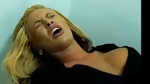 Loredana Chivu a „dat moda” piercingului în zona intimă! Ce alte vedete curajoase s-au „înțepat” între picioare