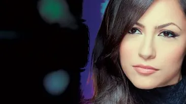 Andra, în sânii goi şi cu un tatuaj pe spate! Cea mai îndrăzneaţa poză a cântăreţei pe care sigur nu o ştii!