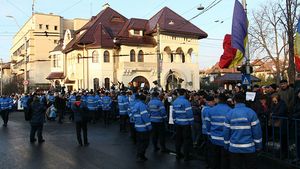Cine a apărut în mijlocul protestatarilor din faţa Palatului Cotroceni