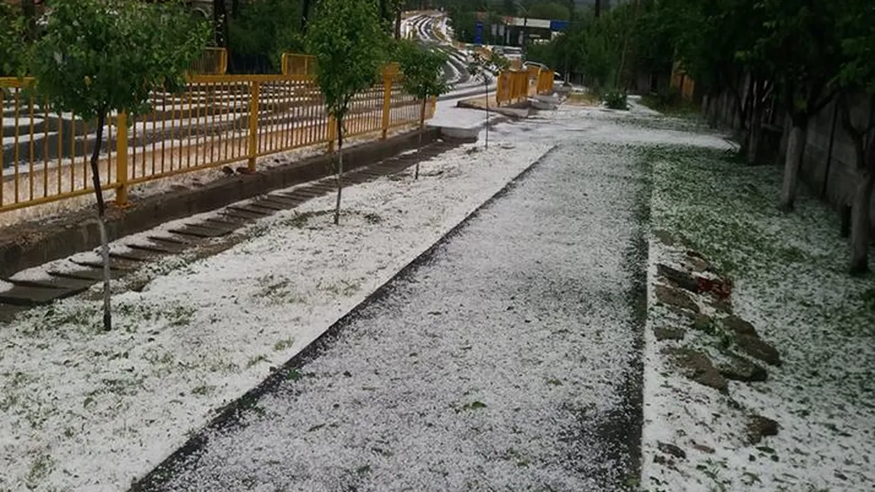 Ploaie cu grindină de mari dimensiuni în Dolj! Totul a fost acoperit în alb