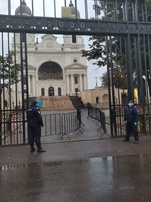Pelerinii care stăteau la cozi au disparut