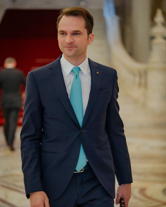Ministrul Energiei Sebastian Burduja își dezvăluie latura ascunsă: ”Schimb becuri, repar chiuvete…”