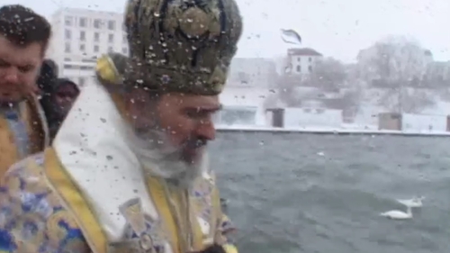 Arhiepiscopul Teodosie aproape a lovit o lebădă când a aruncat o cruce în apele Mării Negre