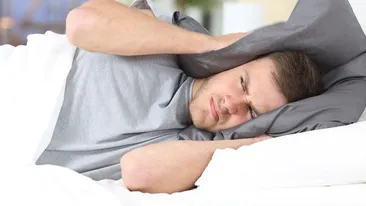 Povestea unui soț care refuză să se trezească dimineața devreme. Soția: „Întârzie la muncă și le spune colegilor că e din vina mea”