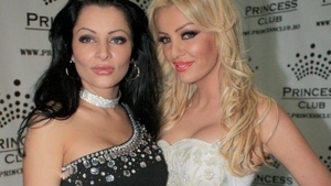 BRIGITTE SFĂT şi sora ei, CRISTINA, fac o pereche pe cinste şi la distracţie! Cum s-au fotografiat cele două în toiul nopţii, în club