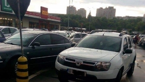 VIDEO. Un vasluian a filmat un polițist care a parcat pe un loc destinat persoanelor cu handicap. Ce a urmat întrece orice imaginație