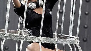 Alexandra Stan a trecut la stand-up comedy! Si-a intretinut publicul din Tokyo cu glume in timpul concertului!