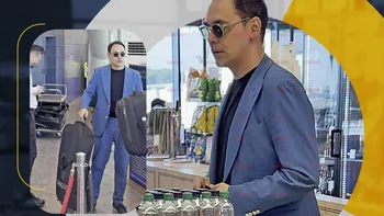 Răzvan Simion nu renunță la costumele la patru ace nici la aeroport! Prezentatorul de la Neatza e copia fidelă a lui Robert Downey Jr.