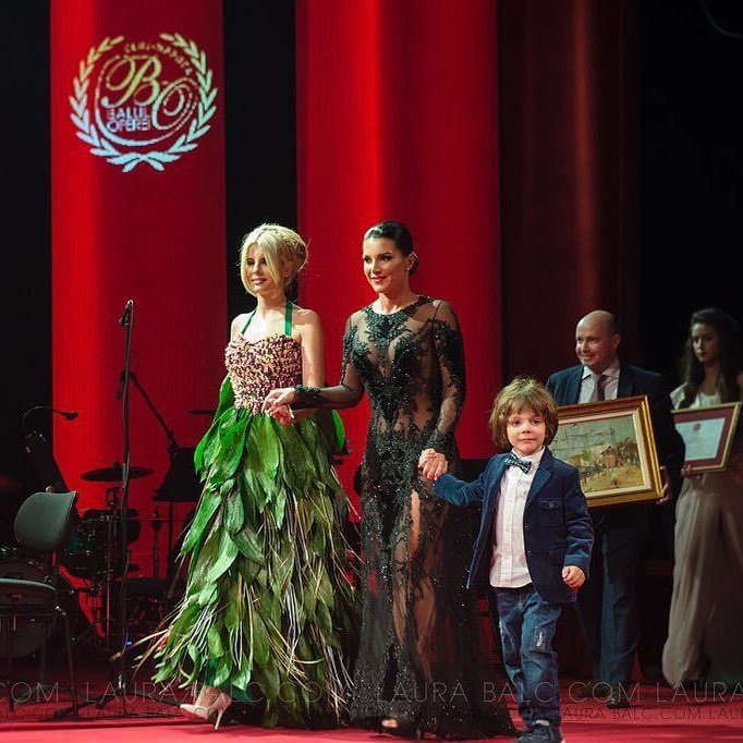 Soţia lui Rareş Bogdan şi-a prezentat la Balul Operei rochia din flori unicat absolut! Creaţia a atras toate privirile