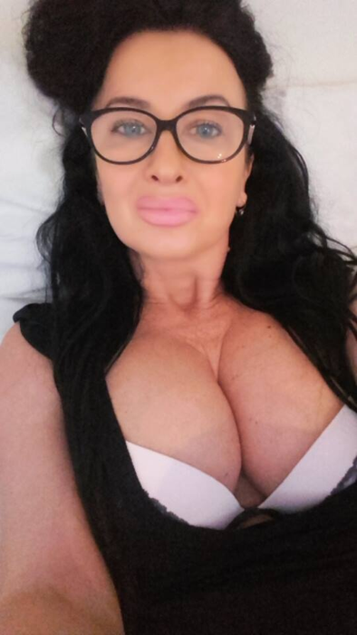 Aurelia Dospina încinge imaginaţia bărbaţilor pe Facebook, pozând provocator ca o adevărată bombă sexy!