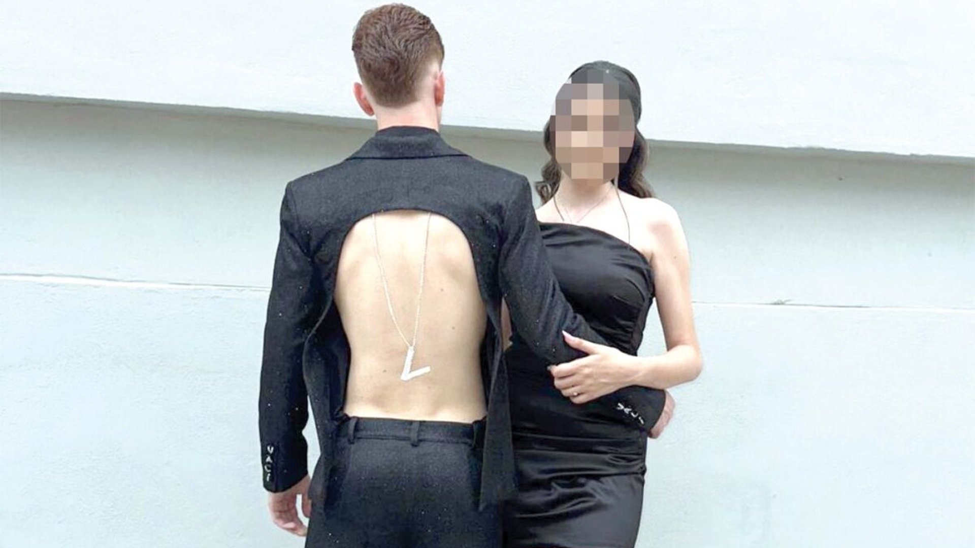 Cum a putut să se îmbrace acest tânăr din Vaslui, la festivitatea de absolvire a liceului