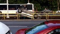 Grav accident de circulație în Drumul Taberei. Un Opel s-a răsturnat pe linia de tramvai