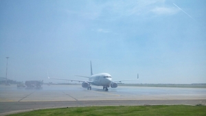 Un avion care trebuia să ducă măști de protecție din România în Spania a revenit la sol