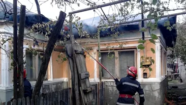Incendiu violent în Dâmbovița. Trei case au fost cuprinse de flăcări