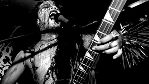 L-au gasit intr-o BALTA de SANGE! Un cantaret rock a fost injunghiat de 30 de ori de un fan! Motivul CRIMEI este INCREDIBIL!
