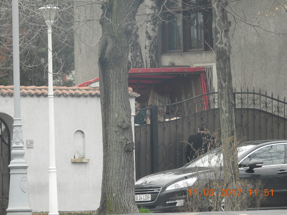 Oamenii apucaseră deja să încarce camionul la venirea poliţiştilor